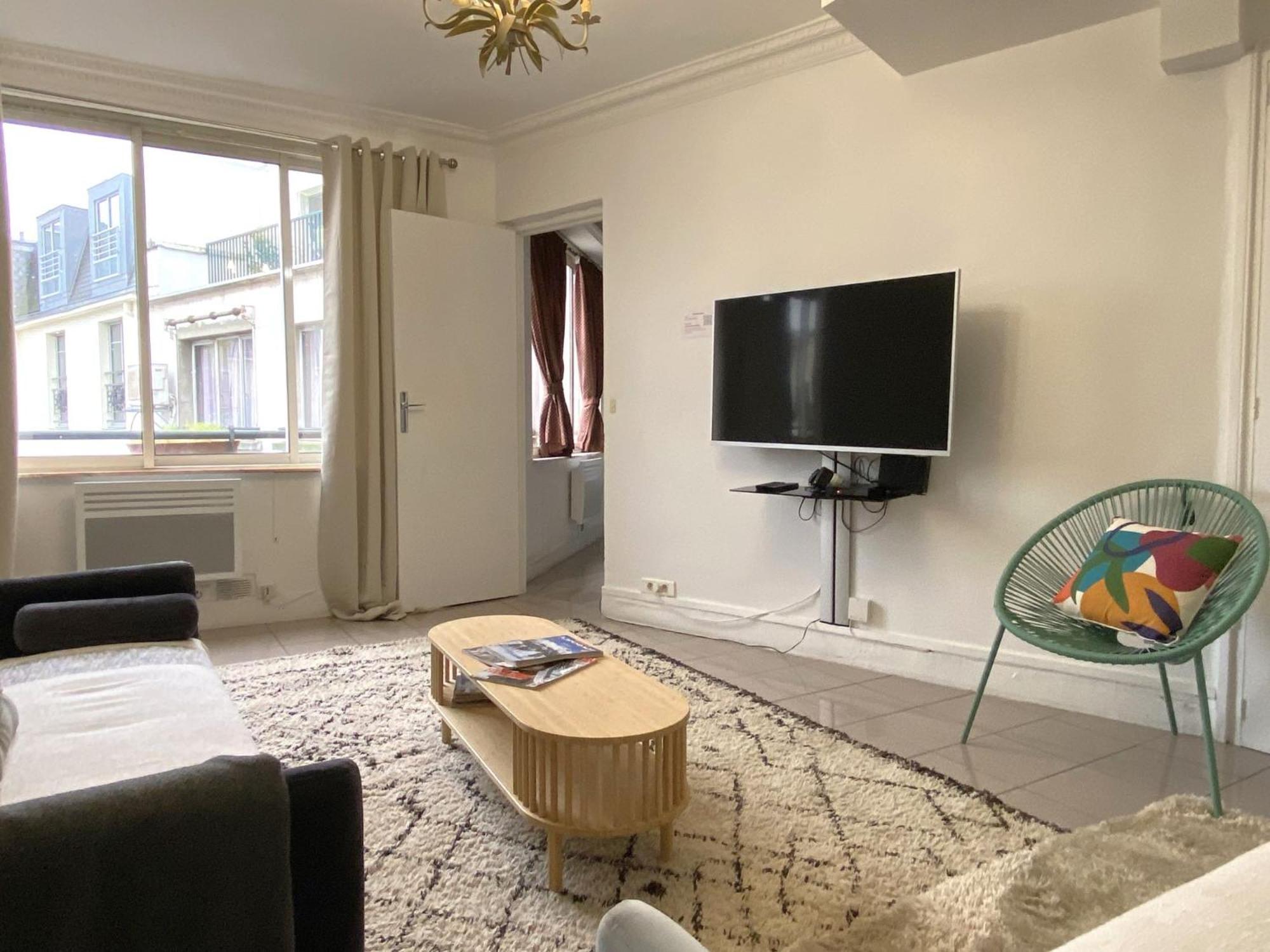 Des Champs Elysees Appartement